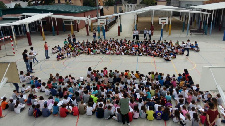 L'escola Les Fonts #Argentona sortim al pati per rebutjar la violència blocs.xtec.cat/ceiplesfonts/2…