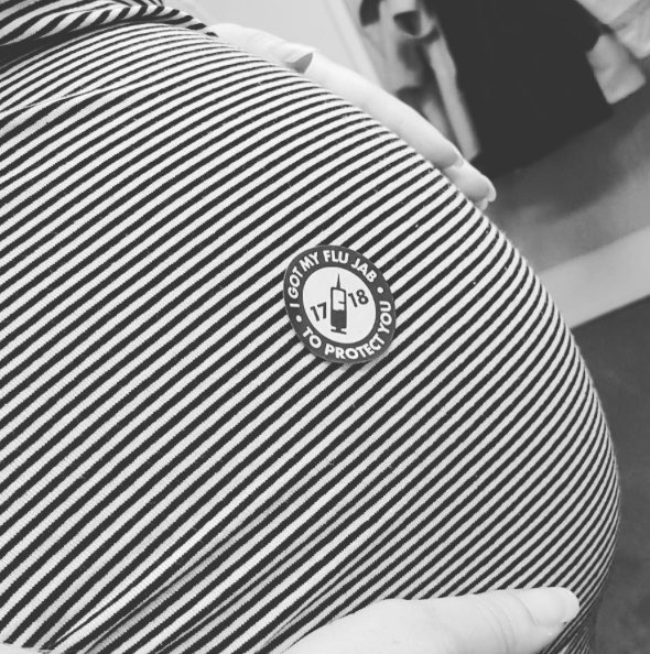 Jenniferlou22's tweet photo. Bump and I got the flu jab today #flufighter #flu #getyourflushot @nhsflufighter @TheCountessNHS https://t.co/gstT3U4kdz
