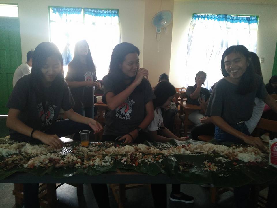 emmsrvr's tweet photo. when kasibaan strikes? wahahahahaha #lastthreestanding #buddlefight #ABM12A #teacher'sday https://t.co/W9UdobKcjj