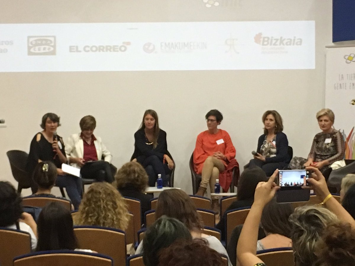 emakumeekin's tweet photo. Moderando mesa redonda en #CoordinadasBilbao  @Bealodano , nuestra responsable de Marketing Digital #SerEmakumeekin https://t.co/L0rtEiGqi8