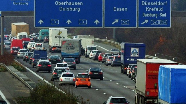 motorpasion's tweet photo. Stuttgart, el hogar de Mercedes y Porsche, luchará por salvar el diésel en sus calles. https://t.co/vVkSFKORok https://t.co/MWu7ZjAVBu