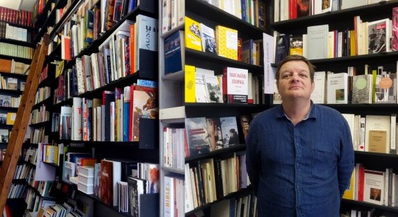 Pour Julien Viteau, le métier de libraire est un sacerdoce. Portrait d'un ardent défenseur de la littérature bit.ly/2km3Tmn #livres