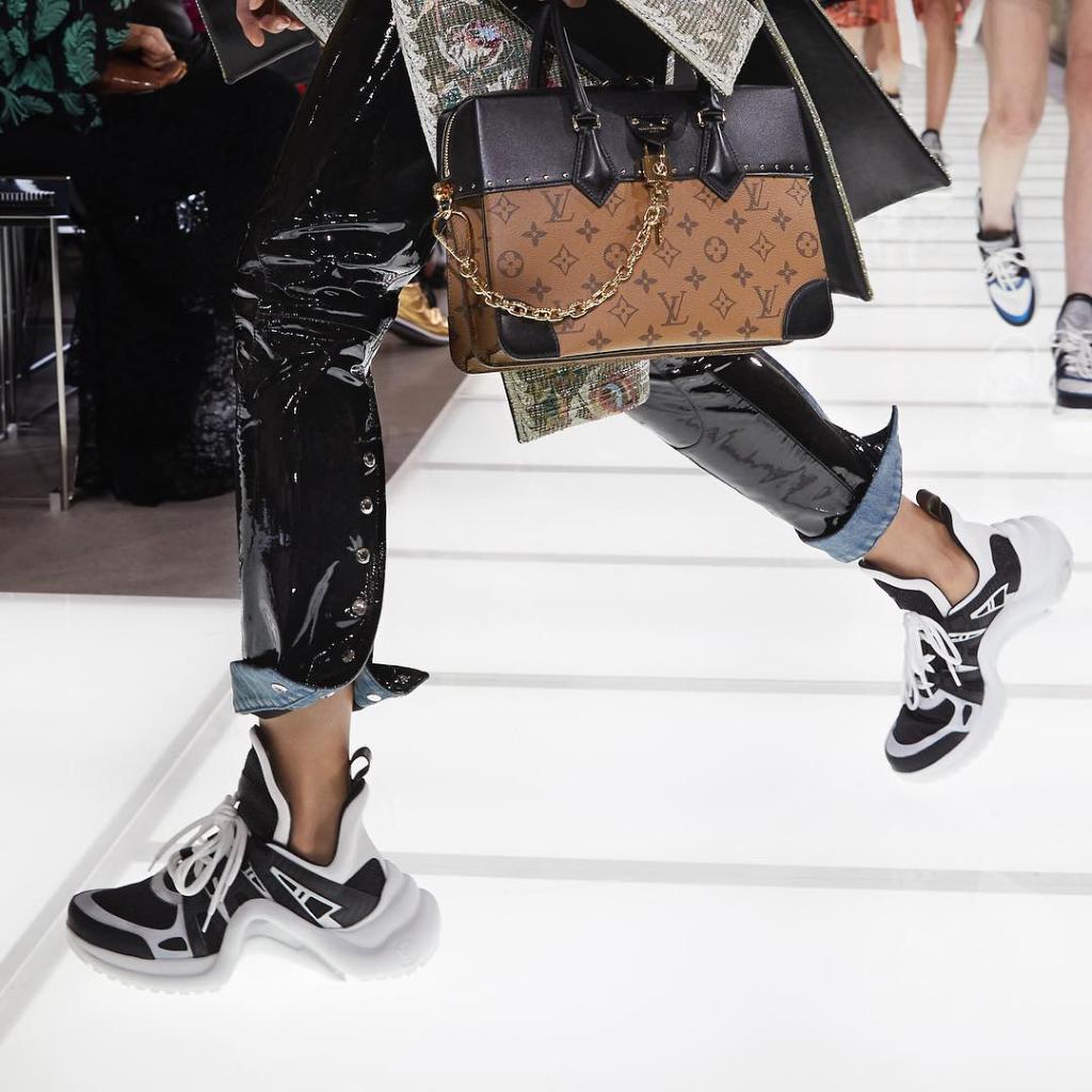 Louis Vuitton di X: #LVSS18 From last night's #LouisVuitton Spring-Summer  2018 Fashion Show by @TWNGhesquiere. Watch the show now at    / X
