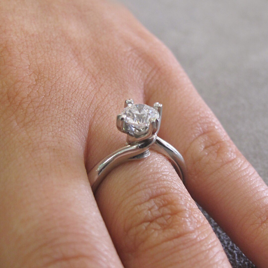WongsJewellers's tweet photo. Embrace.......Inspired by the happy twist of fate that brings people together 💕 #love #wongsjewellers #embracecollection #jewellery #diamond #jewellery #forever #wongs https://t.co/e3NEJIeu8J