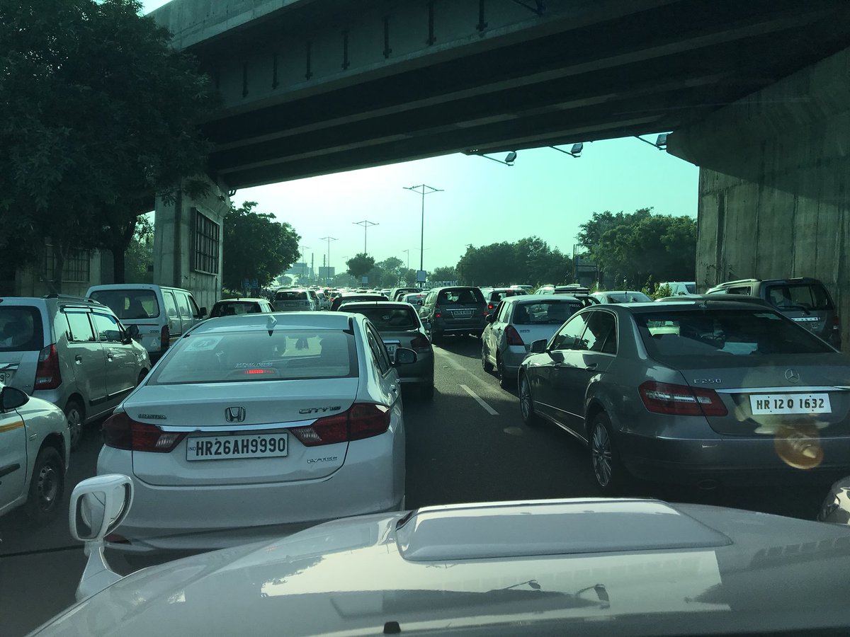 sudhirchaudhary's tweet photo. Huge jam at DND flyway because of MCD toll collection booth operating in most primitive manner.No Govt;No Admn,No Police.Why did I vote? https://t.co/6zmsN0q7kA