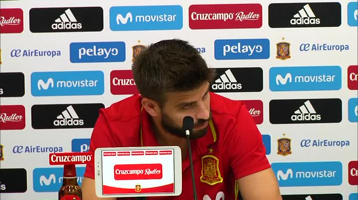 DebatAlRojoVivo's tweet photo. 🔴 @3gerardpique: "Sólo he dicho que la gente tiene que votar, si no o en blanco" https://t.co/aIYP4aAGW9 #4OctARV https://t.co/0mN3MFh76C