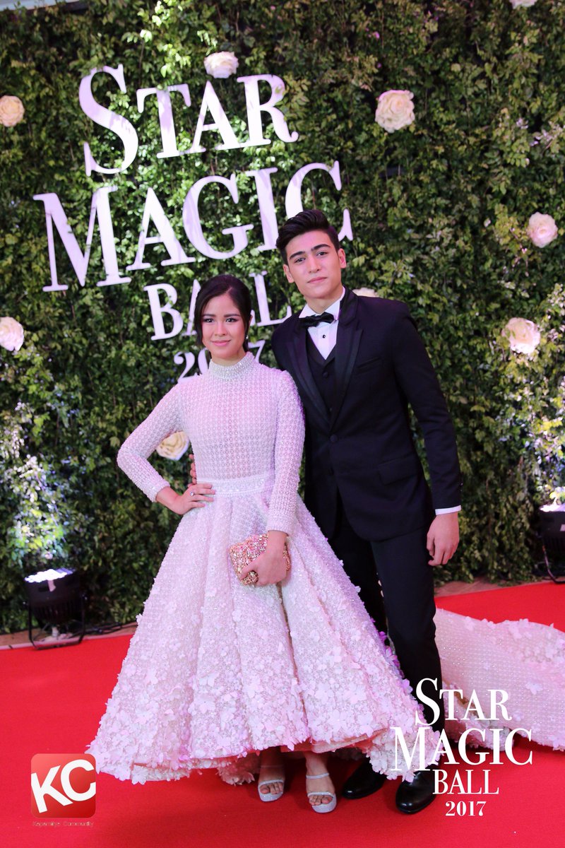 kapamilya_comm's tweet photo. Kisses Delavin and Marco Gallo looks so cute together 😍😍😍 #KissMarc at #StarMagicBall2017 @delavinkisses @itsmeMarcoG https://t.co/MwE3aWJSN5