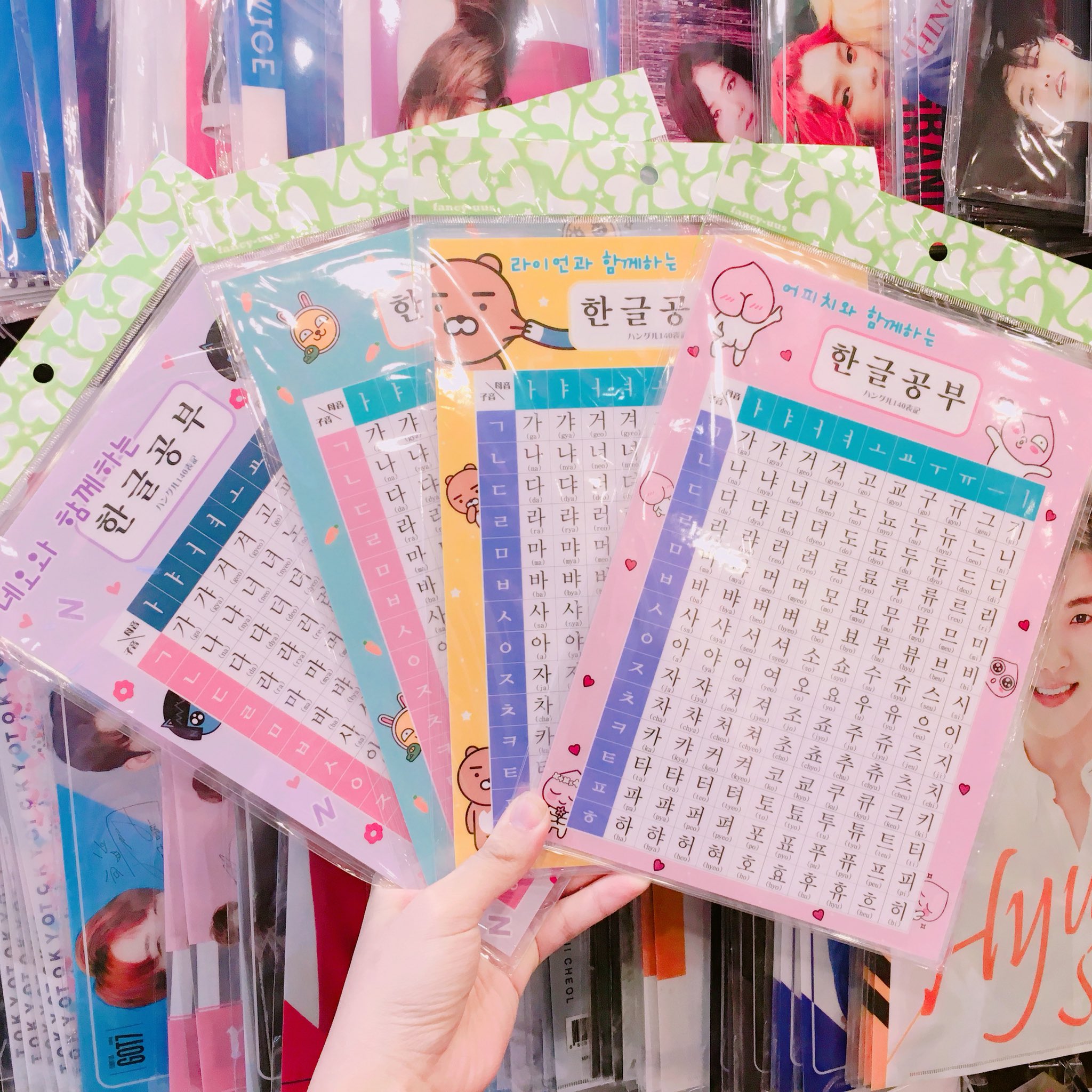 もーちぃ 日本一新大久保に詳しいol カカオフレンズのハングル一覧下敷きを発見 めーっちゃかわいい 楽しく ハングルも勉強できるし インスタ映えしそう 新大久保まいにちレポ T Co Yqleyxphtc Twitter