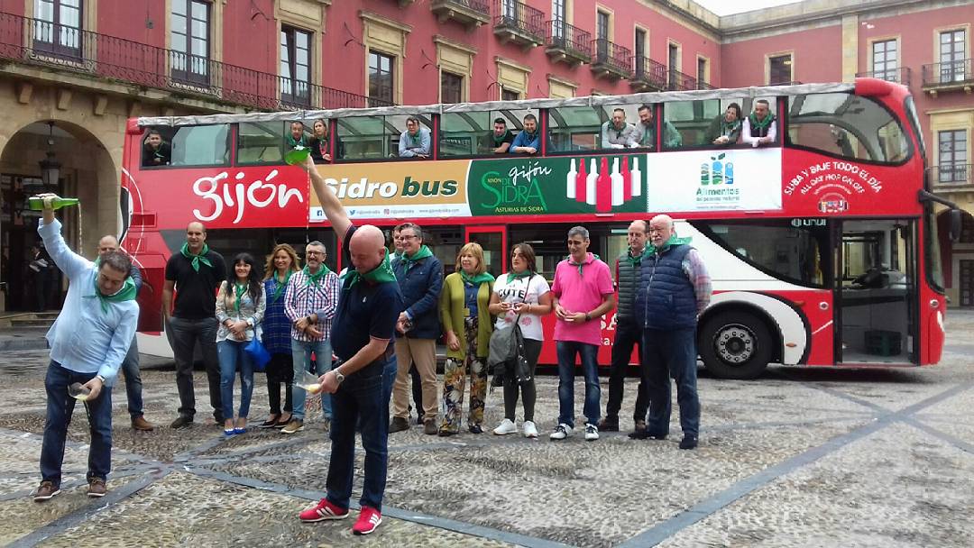 gijondesidra's tweet photo. Presentacion de nuestro querido sidrobus 

#GijondeSidra #AsturiasdeSidra #Gijon #Asturias #sidrobus https://t.co/n9AeTaW33z