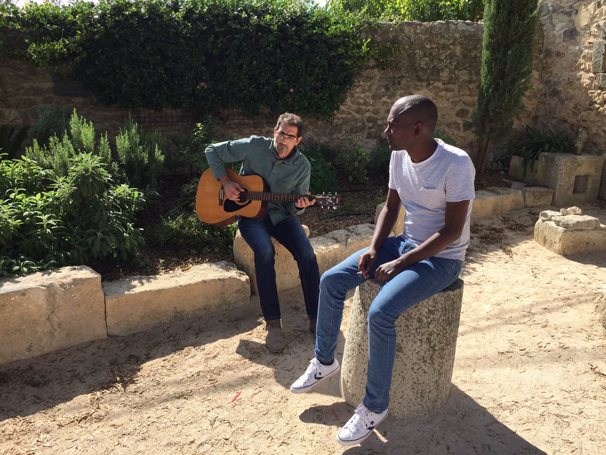 BeWeb_'s tweet photo. Entre deux relecture de Dossier Professionel nos formateurs se détendent en musique #TeamBeWeb https://t.co/l3C62AU2rW