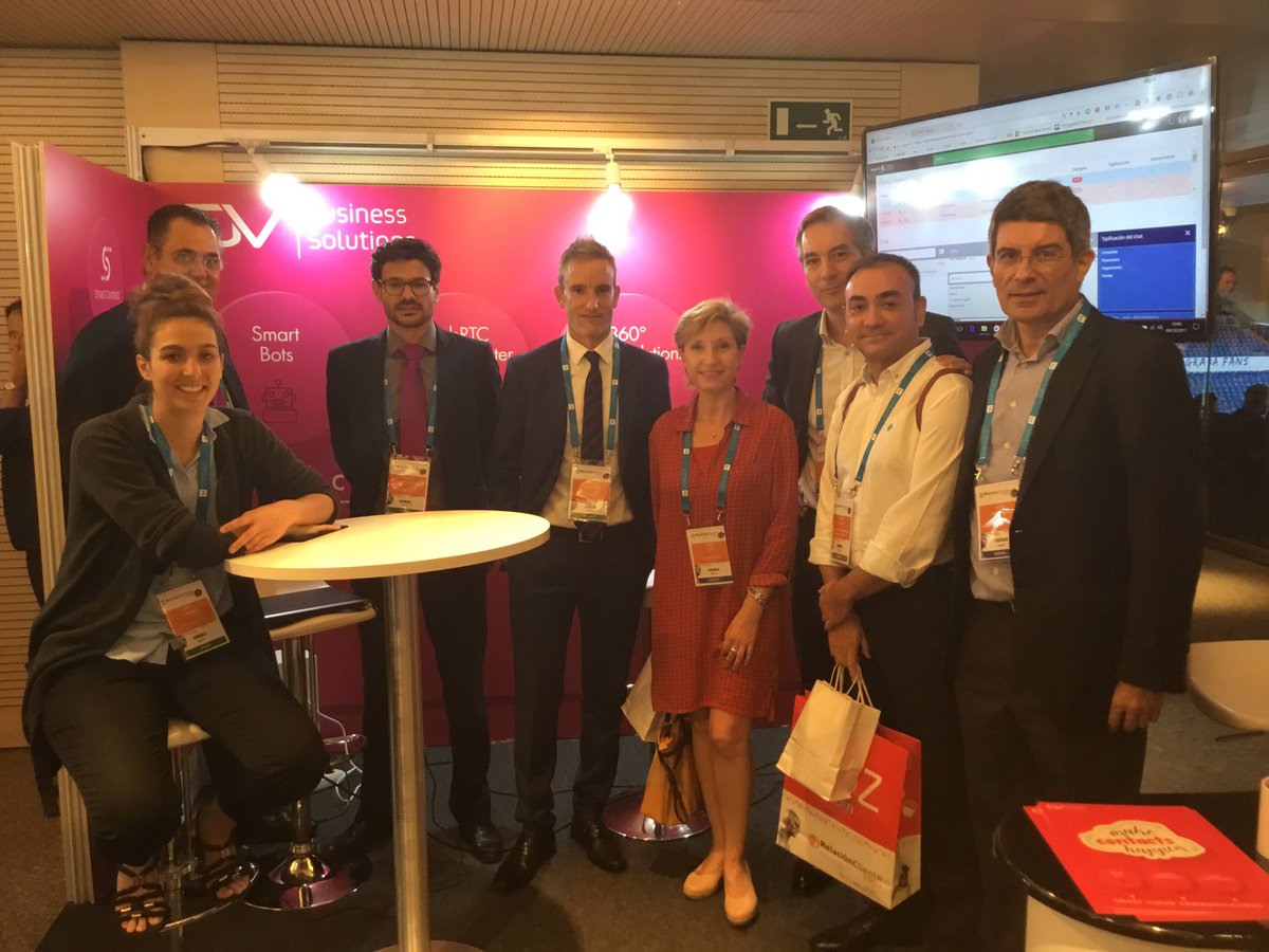ExpoRC's tweet photo. El equipo de @DVBS_Spain presenta en #EXPORC sus chatbots para implementar en los entornos de los clientes https://t.co/sdhtULB0wp