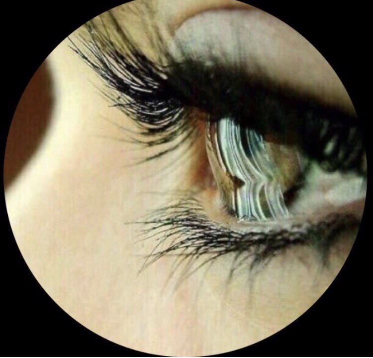 #وهج_عينيك_يأسرني 
مهما طال البعاد لن يكون هناك عيون غيرك احلم بها.... ف نور عينيك العميقتين اذاب القلب عشقاً 💔
#سادة_الحرف