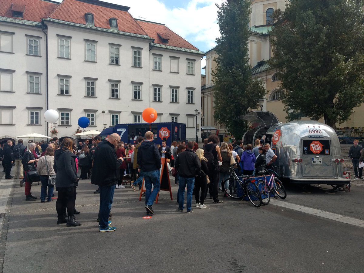 uporabnastran's tweet photo. Na Pogačarjevem trg se danes končuje @FerFud Duel, ki ima tudi dobrodelno noto, saj se zbrana sredstva namenijo projektu @Botrstvo. #FerFud https://t.co/1m88Xk9K6C