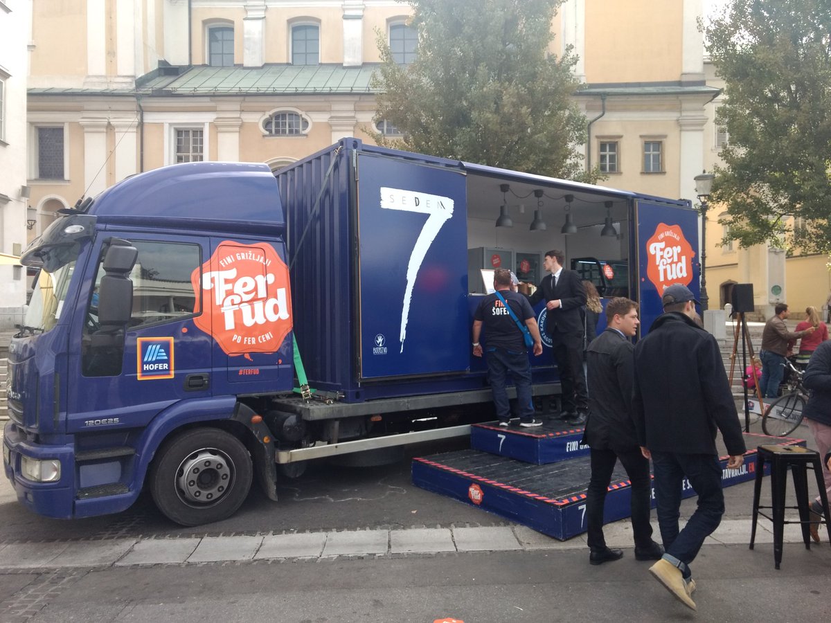 uporabnastran's tweet photo. Na Pogačarjevem trg se danes končuje @FerFud Duel, ki ima tudi dobrodelno noto, saj se zbrana sredstva namenijo projektu @Botrstvo. #FerFud https://t.co/1m88Xk9K6C