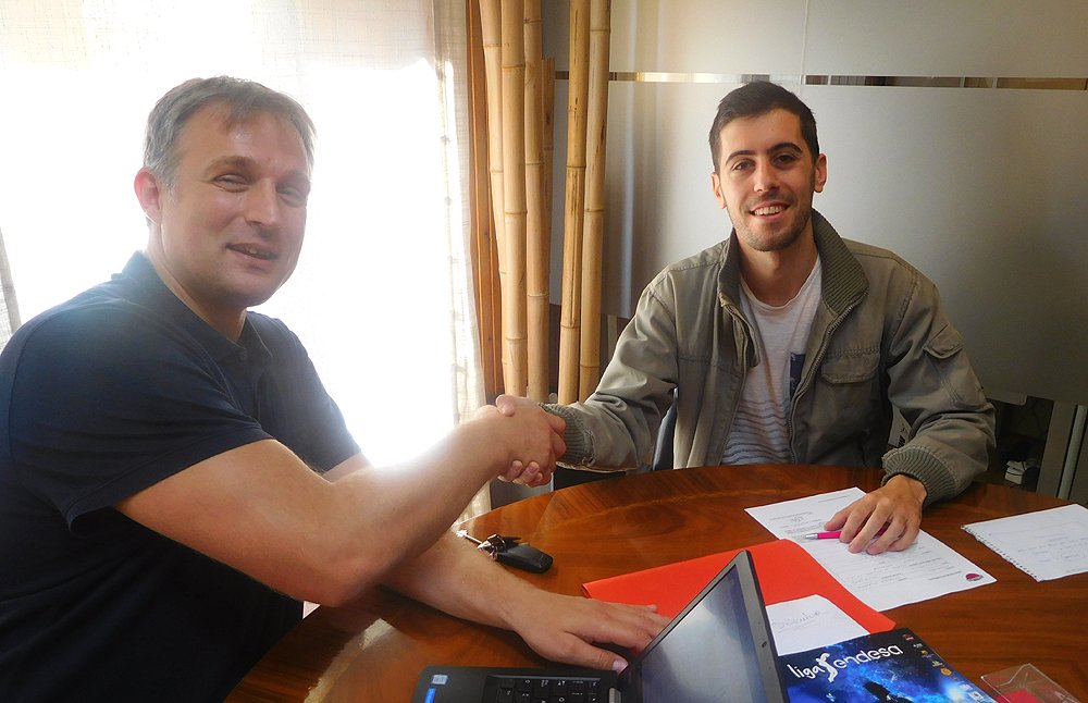 CasademontZGZ's tweet photo. 📸 Nunca es tarde para rugir con la 'marea roja'. Predrag Savovic te ayuda con el papeleo.

¡Bienvenido, Alejandro! #SOMMOSBasketZaragoza🦁 https://t.co/F73jUnw2v2