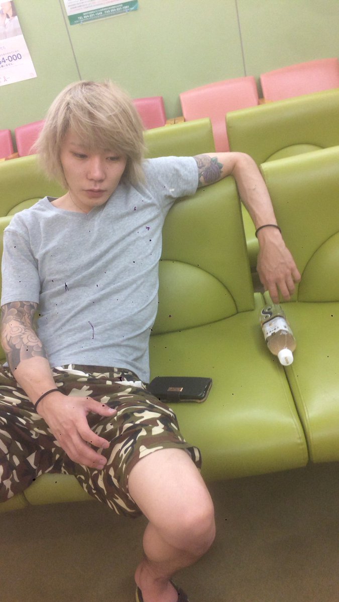 tsh1995's tweet photo. 毎年恒例（冬）さむくなるとやぎたく足折れるの巻
病院についてきてくれるゆちくん、日付すぎてからなぜかきてくれたゴリラくんでしたとさ https://t.co/5VktB0WHdf