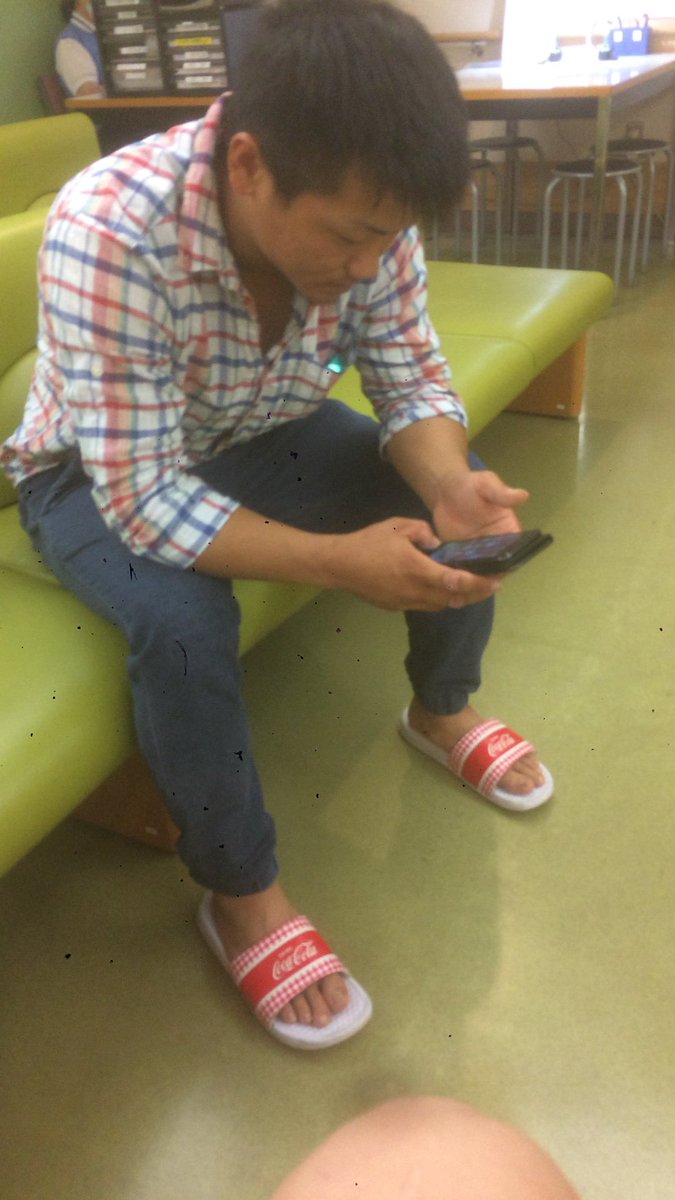 tsh1995's tweet photo. 毎年恒例（冬）さむくなるとやぎたく足折れるの巻
病院についてきてくれるゆちくん、日付すぎてからなぜかきてくれたゴリラくんでしたとさ https://t.co/5VktB0WHdf