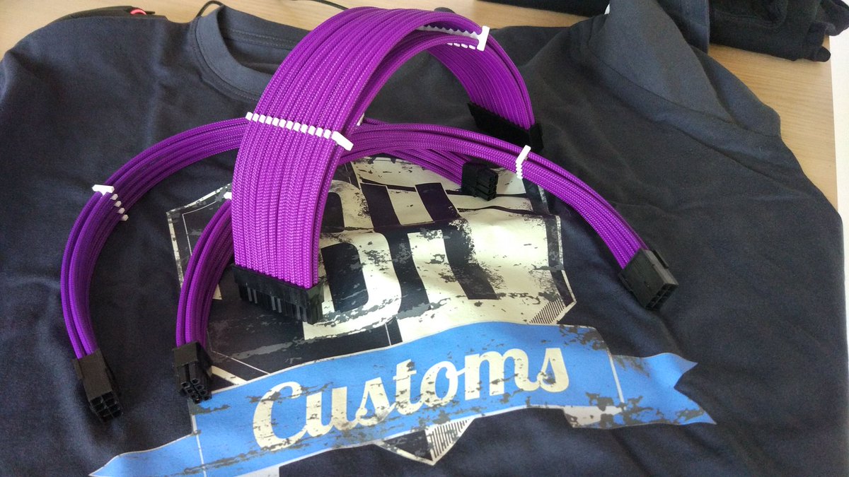 No siempre es necesario combinar colores, para tener un cableado TOP.
Aquí tenemos unos Sleeving DPM Twitch edition 😎