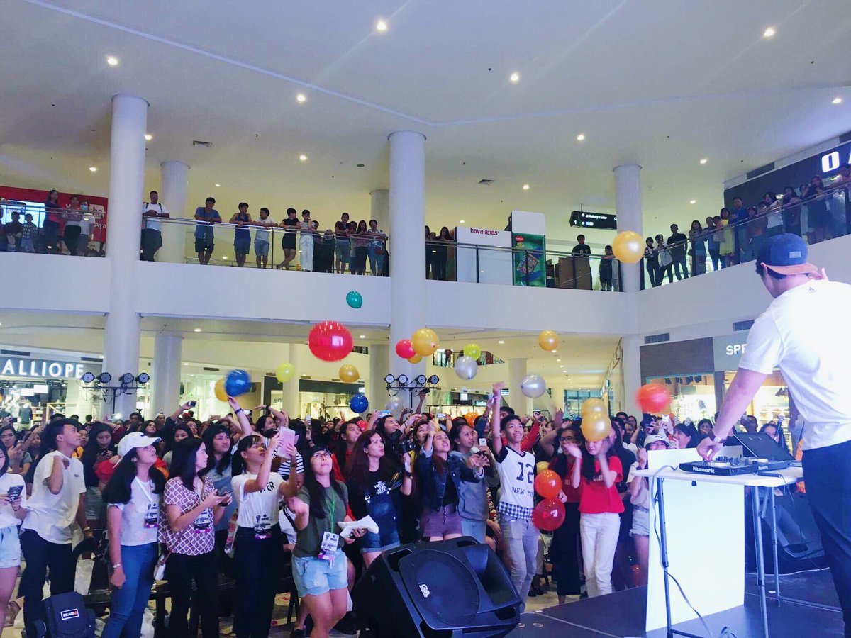 UP_TownCenter's tweet photo. Thank you for reliving the #PuposeExperienceAtUPTC, Filipino Beliebers! 🤘🏻 @mca_music #PurposeExperience #UPTCLovesYou https://t.co/1SCHGHqTwt