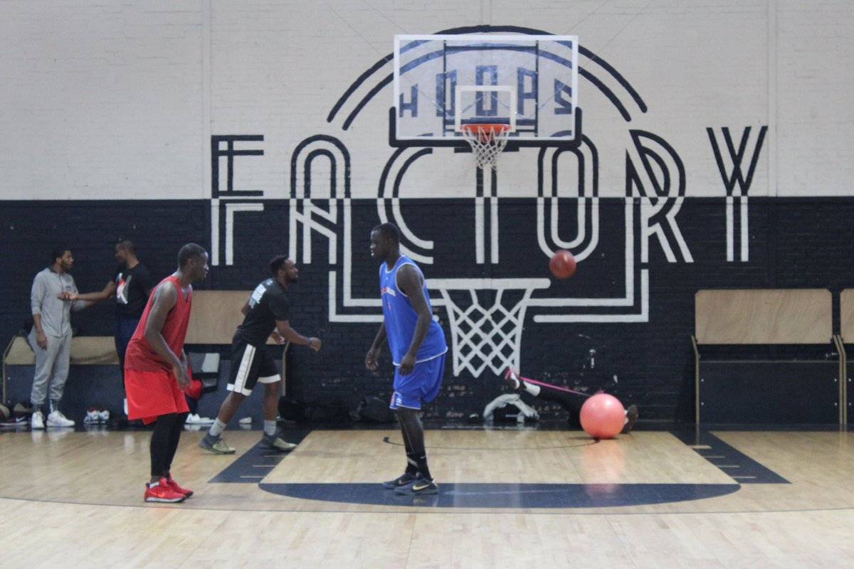 Hoops_Factory's tweet image. Work hard 💪🏾💦🏀 #HFParis #HoopsTraining