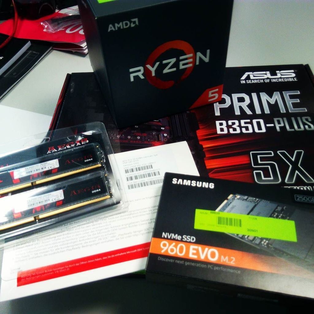 bitpage's tweet photo. Manchmal liebe ich es unsere Hardware selbst zusammen zu schrauben. #nerdporn 
#tech #ryzen5 #amd #nvme #960evo https://t.co/UQ6TzfSQFo