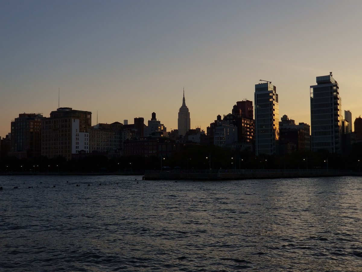Casey's tweet photo. city is magical early in the morning https://t.co/dSQoqTbzDc