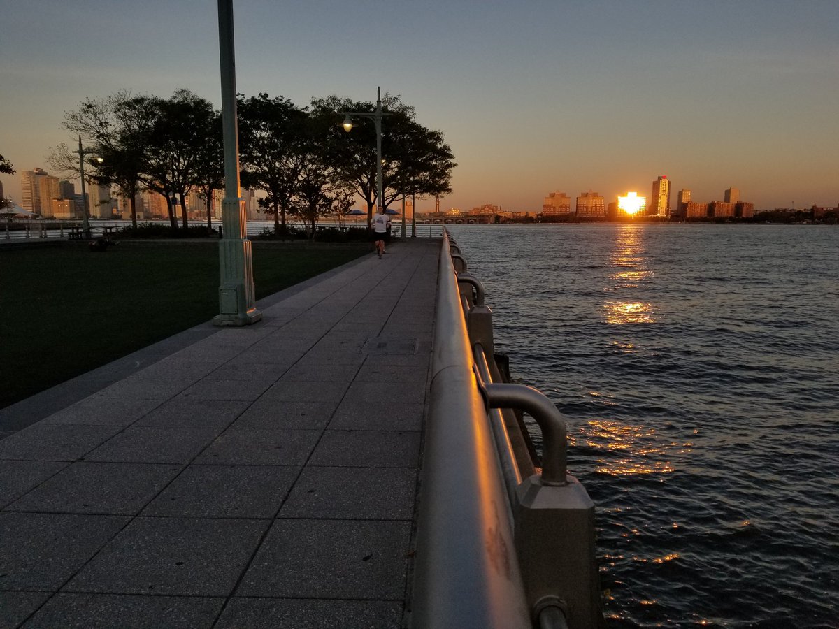Casey's tweet photo. city is magical early in the morning https://t.co/dSQoqTbzDc