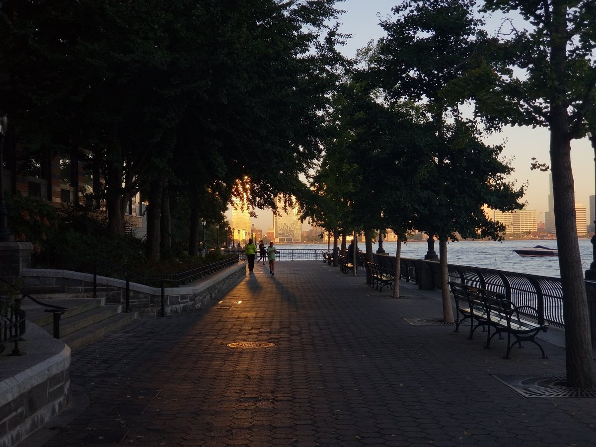 Casey's tweet photo. city is magical early in the morning https://t.co/dSQoqTbzDc