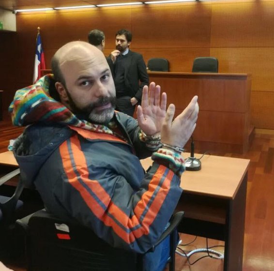 Chileokulto's tweet photo. La justicia al revés: @PatricioMery , el periodista que fue condenado por investigar al alto mando de Carabineros
 https://t.co/YJTrgMzBHx https://t.co/jnATzXtP9D