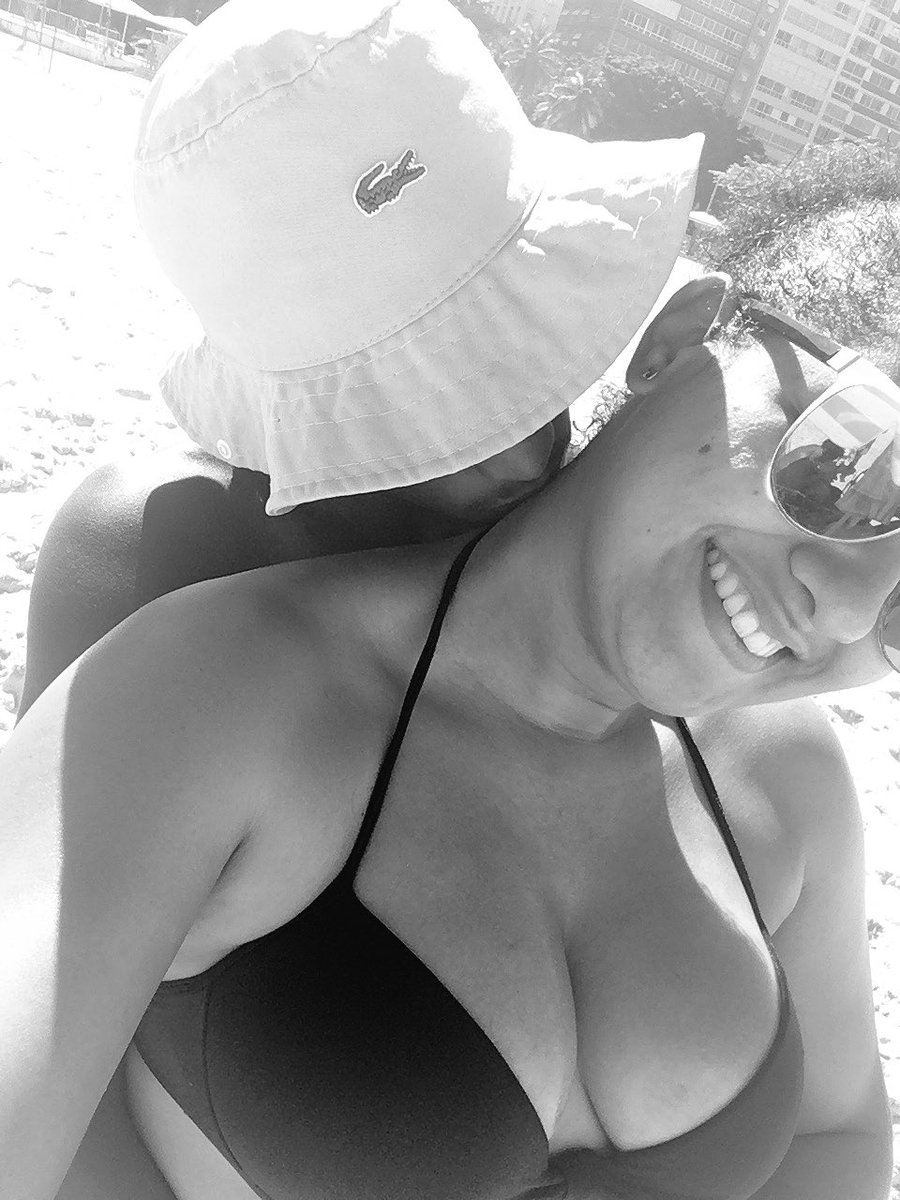 Dessa4i20's tweet photo. +1 mês pra anotar no bloquinho 💏💛 #2a9m https://t.co/LNL8QgDjN1