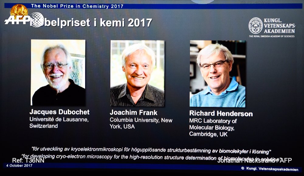 Congeler pour mieux voir : le Nobel de chimie à un Suisse, un Américain et un Britannique u.afp.com/4D7r par <a href="/helenedauschy/">Hélène Dauschy</a> #AFP