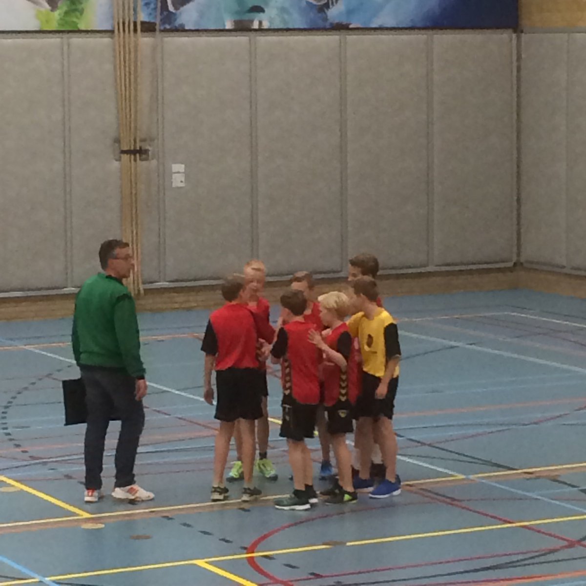 MariaschoolW's tweet photo. Handbalteam jongens groep 8 klaar voor hun eerste wedstrijd. Succes boys! https://t.co/yEROLsWzvf