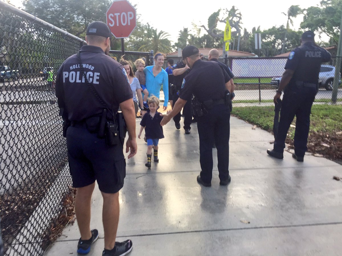 HollywoodFLPD's tweet photo. Lots of ๐๐๐ this morning during our #WalkWithACop on national #WalkToSchoolDay! https://t.co/NWSV8XopwW