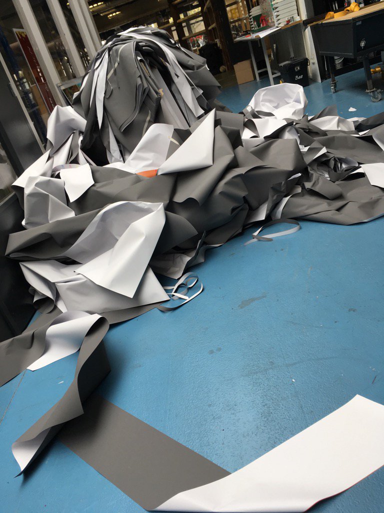 Airtex snijden! Heel veel geprint Airtex snijden...