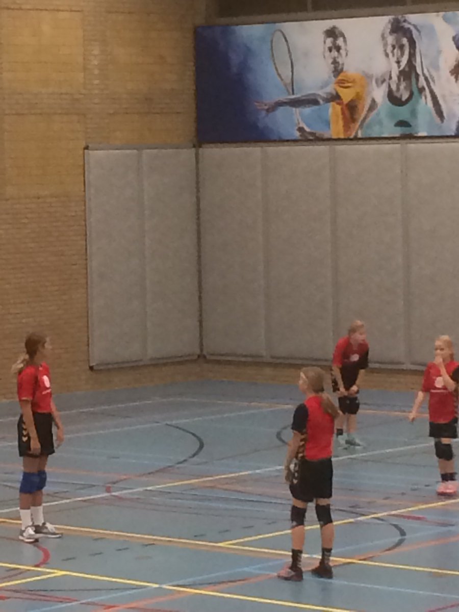 MariaschoolW's tweet photo. Na de winst jongens, 5-0 zijn nu de meisjes aan de beurt. Zet 'm op dames! https://t.co/zAlU5kMAJ3