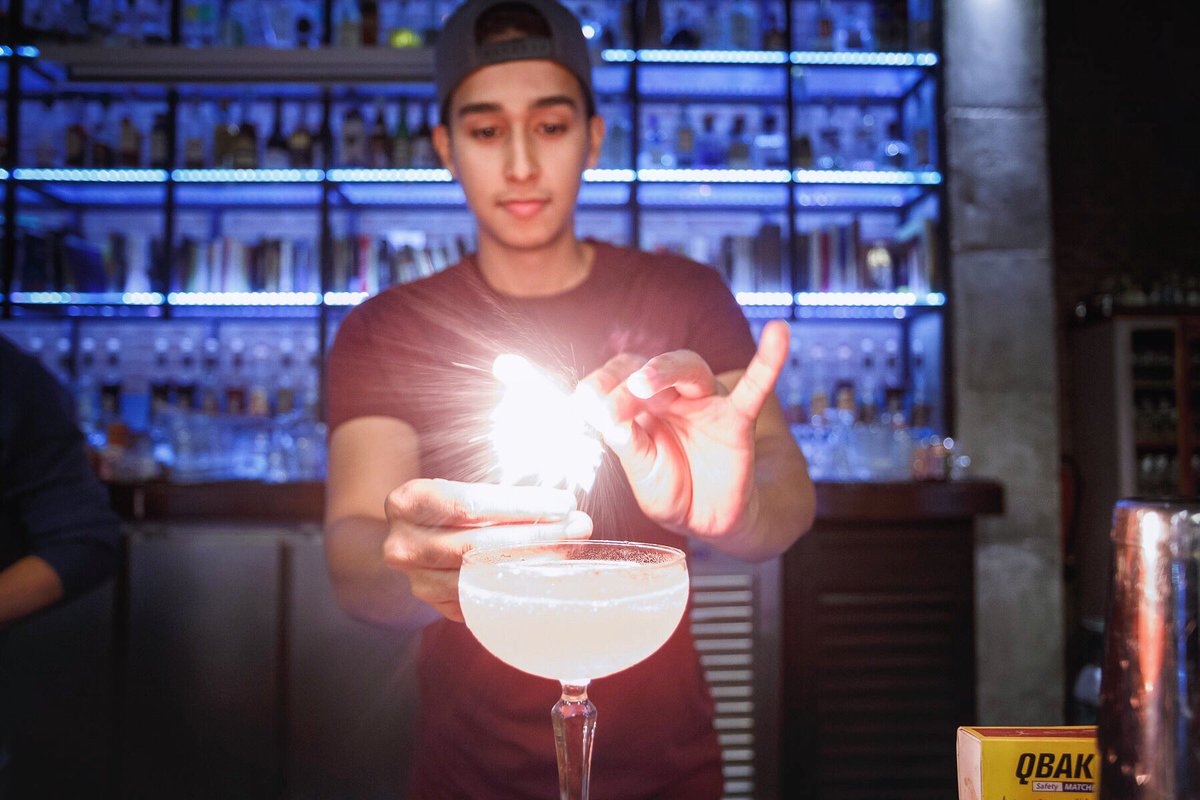 houseofmixology's tweet photo. Llegó desde #Colombia expresamente para cursar con nosotros #Barman Completo, Speed Barman, Working y Exhibition #Flair #batender 🔝! https://t.co/L8oJ4GWkMf