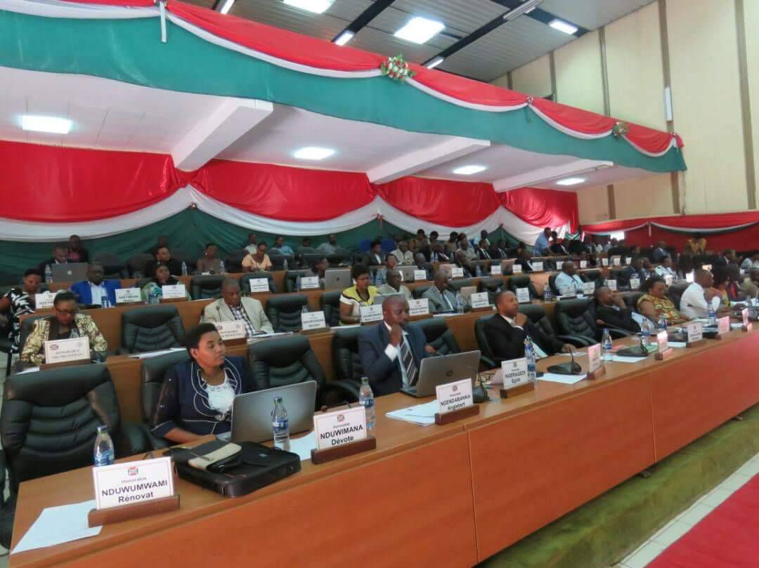 VoixPrince's tweet photo. Présentation au Parlement en Congrès du bilan semestriel 2017 (1er semestre) de l'action gouvernementale par S.E l 1er VP Gaston Sindimwo https://t.co/gYcpdcCfp9