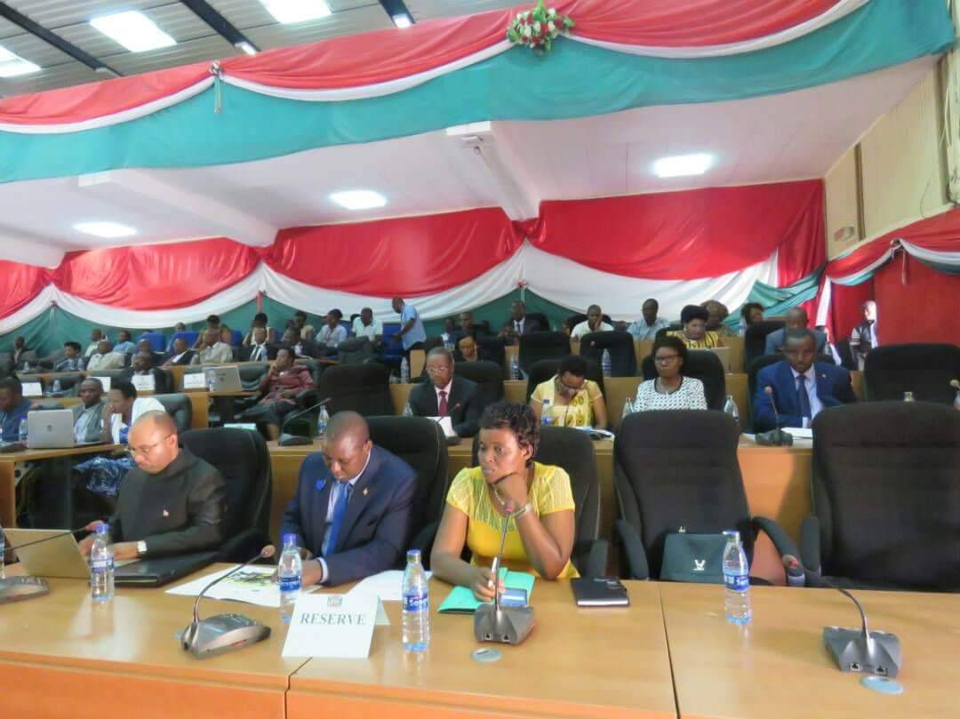 VoixPrince's tweet photo. Présentation au Parlement en Congrès du bilan semestriel 2017 (1er semestre) de l'action gouvernementale par S.E l 1er VP Gaston Sindimwo https://t.co/gYcpdcCfp9