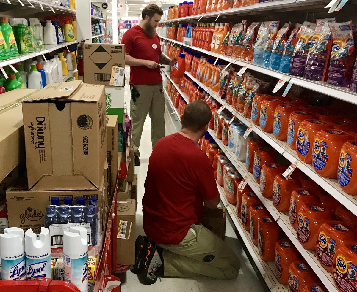 TL Jeff &amp; TL Josh cleaning up the sales floor with some overnight manuals at T1366. #G190FillingtheFloor <a href="/rickd0055/">Rick Dengelegi</a> <a href="/Katemard1/">Kate</a> @Abillafana