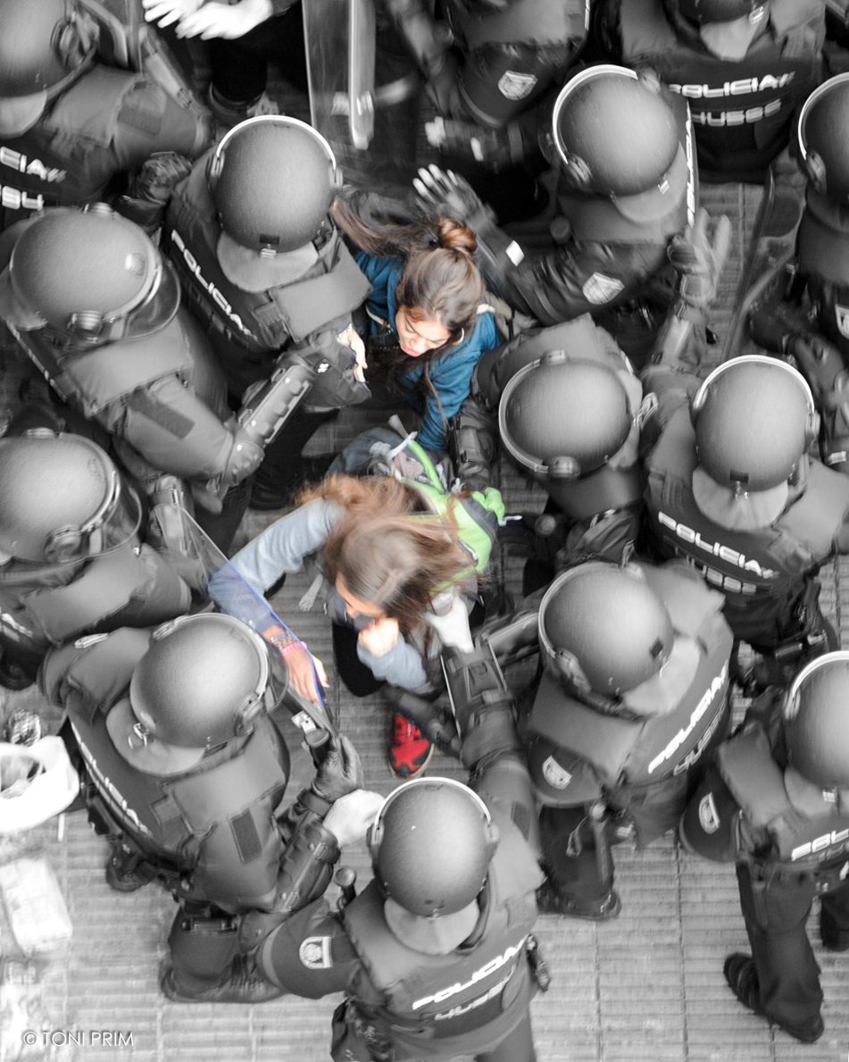 Colpidora aquesta imatge de <a href="/TONIPRIMfoto/">TONI PRIM</a> de la policia i dues noies a #Lleida l'1 d'octubre #CatalanReferendum