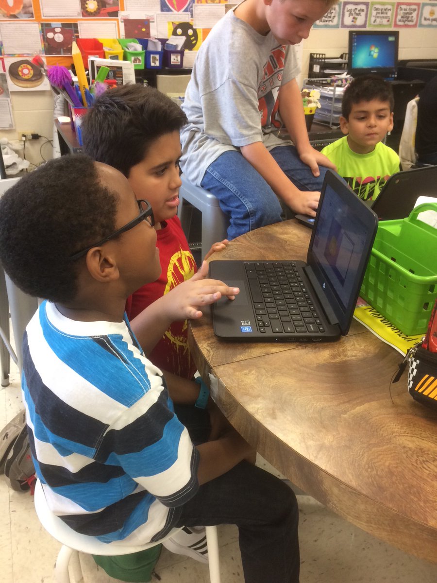 TEdging's tweet image. Pumpkins helping Lil pumpkins #D109Pride🎃