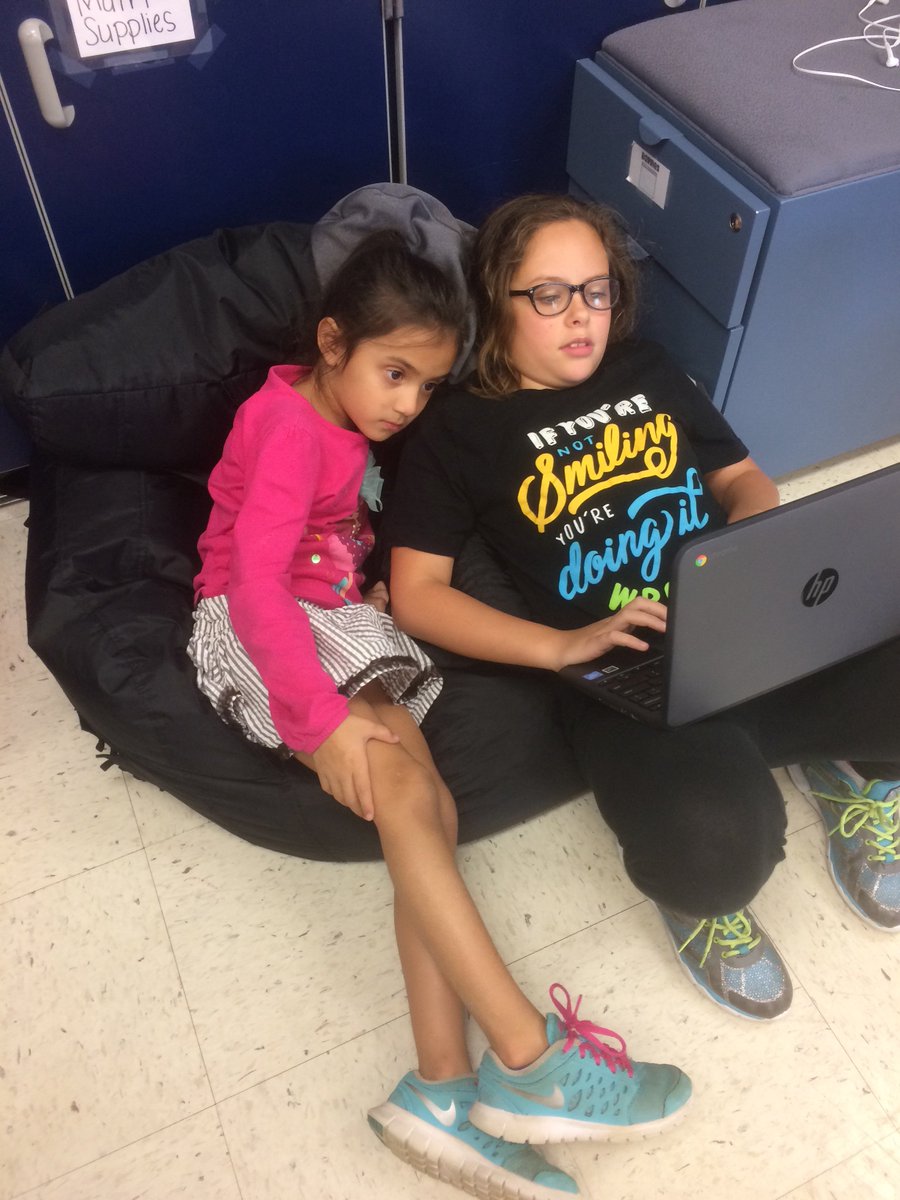 TEdging's tweet image. Pumpkins helping Lil pumpkins #D109Pride🎃