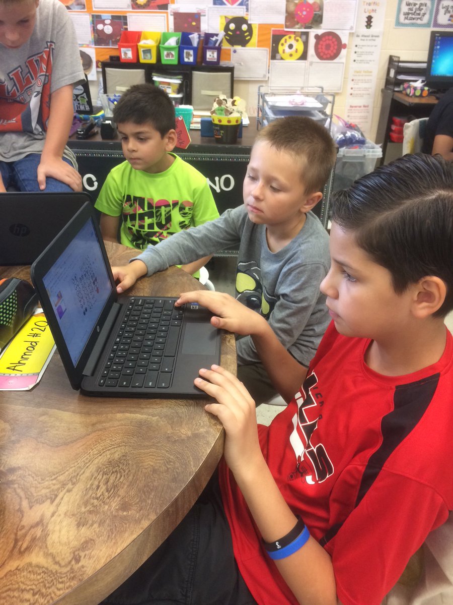 TEdging's tweet image. Pumpkins helping Lil pumpkins #D109Pride🎃