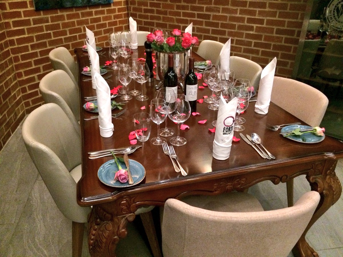 thevibeza's tweet photo. Look at how STUNNING this table is! #PinkTableProject #PinkMenuSelect https://t.co/UVhFR2hME1