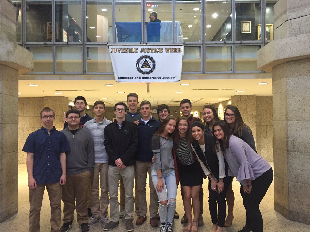 DrImbarlina's tweet photo. Law and Justice students visit the courthouse to learn about careers in law, law enforcement, &amp; social services. @hhs_hamptonian https://t.co/1OzcgjQHXe