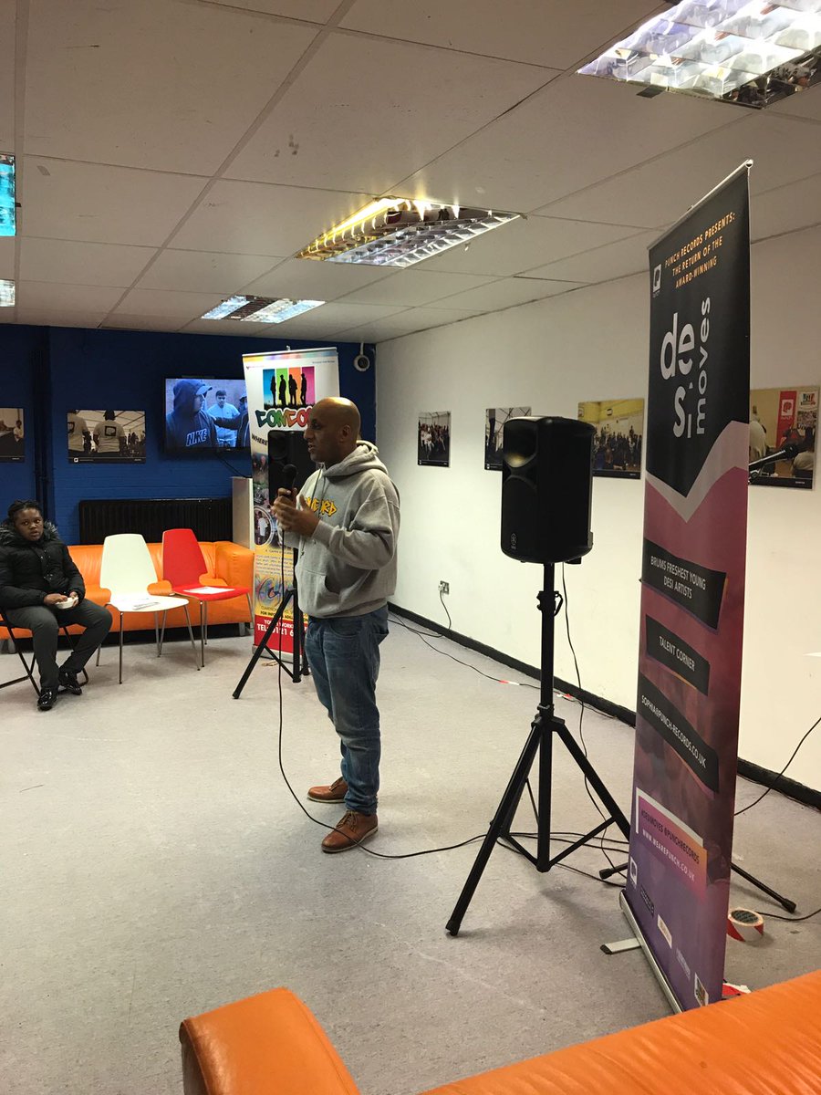 punchrecords's tweet photo. #Desibition launch @ConcordCentre
@aDiLL_HaDi kicks us off tonight talking about working with #SaffiyahKhan & the youth ππ
#UTSAV17 https://t.co/IjXkMfaRnB