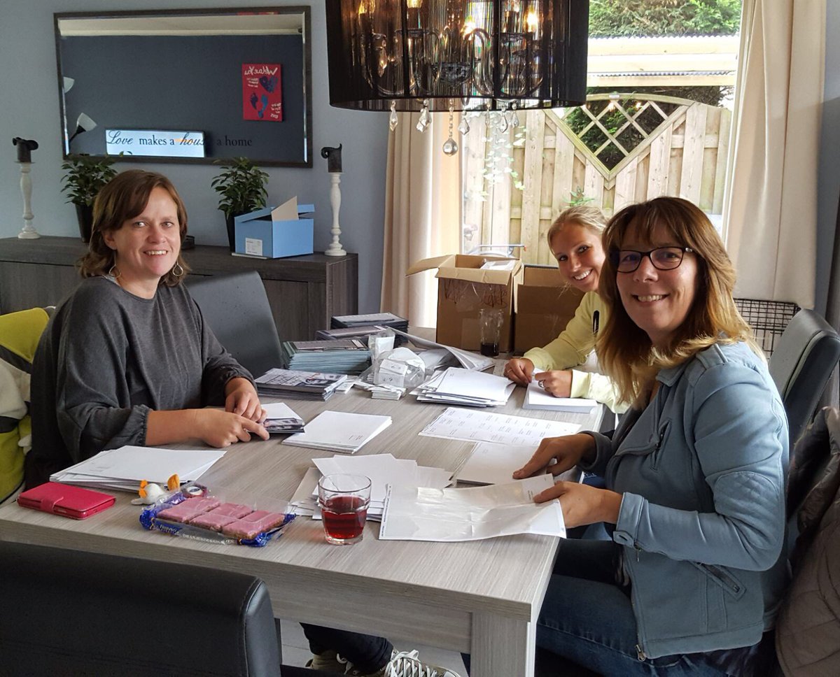 Clubborsato's tweet photo. Op de laatste meeting voor @borsato's fanclubdag worden de bingokaarten in de enveloppen gedaan! Wie maakt er kans op Borsato Bingo? #fcdmb https://t.co/D8uPEOc21w