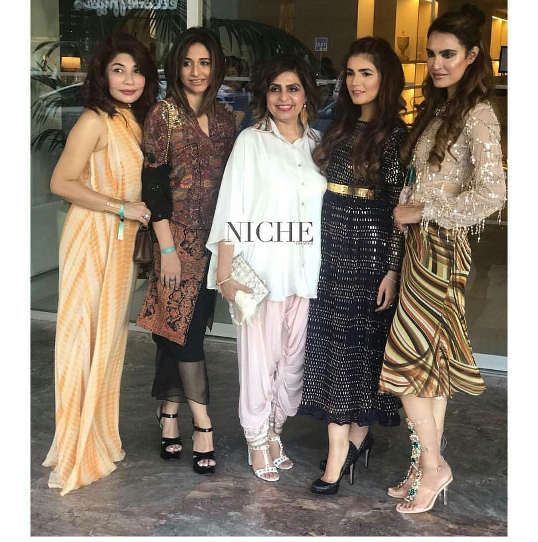 GlitterSmitter5's tweet photo. OMG what the hell they all are wearing. #LorealProfessionnel #LPBF17 #LPBF17 #LorealPro #OnlyInSalon https://t.co/fWcmfHNCF5