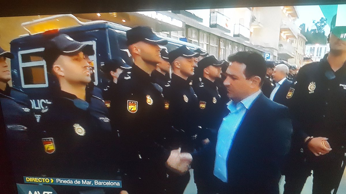 Policía formando ante diputados catalanes del PP, que pasan revista a las tropas. Berlanga, por favor, vuelve pero ya!