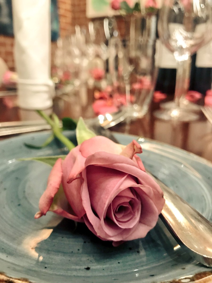 Lloydi_Boy's tweet photo. Beautiful โDusty Pinkโ Roses for each of us here @FortiGrillBar for the #PinkMenuSelect with @PinkTableProjX ๐ https://t.co/f76jVwlJ2t